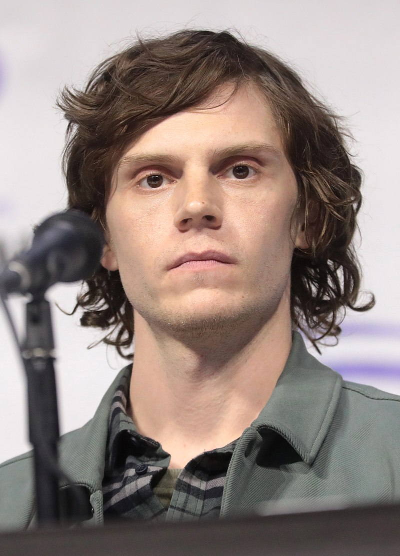 Evan Peters na konwencji w 2019 roku